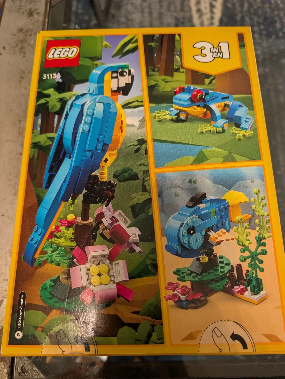 LEGO Creator 3-in-1 #31136 Exotic Parrot - Picture 2 of 4
